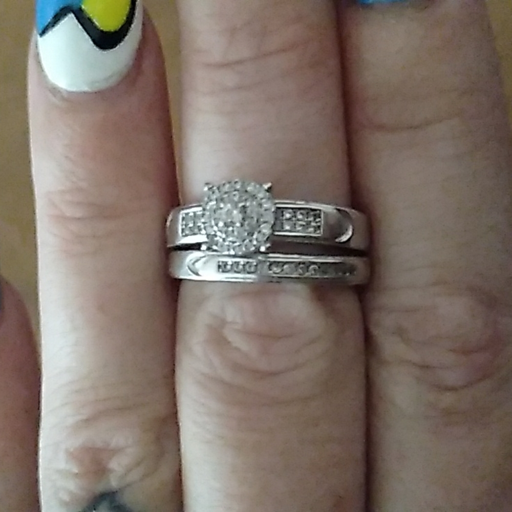 AN ENGAGEMENT RING - Picture 2 of 6